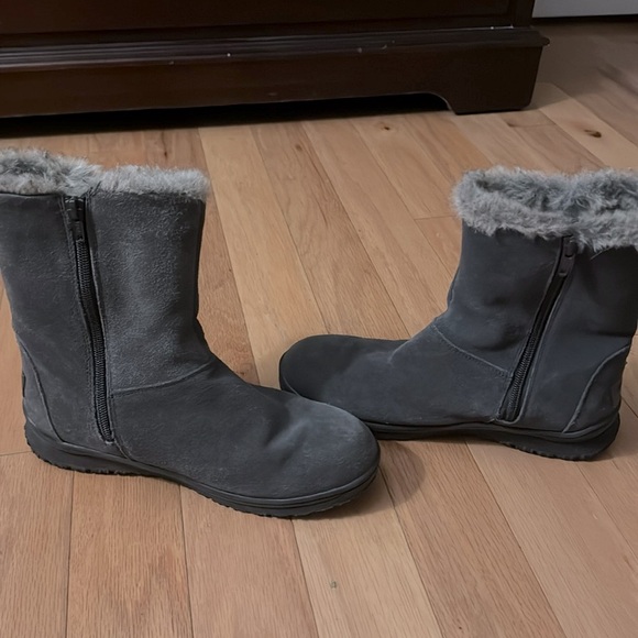 Minnetonka | Mid Calf Boots | Gray Suede | Faux Fur Lining/Trim | women’s size 8 - Picture 6 of 8